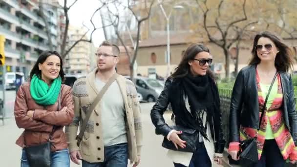 Joven feliz grupo de amigos hablando y caminando en la ciudad — Vídeos de Stock