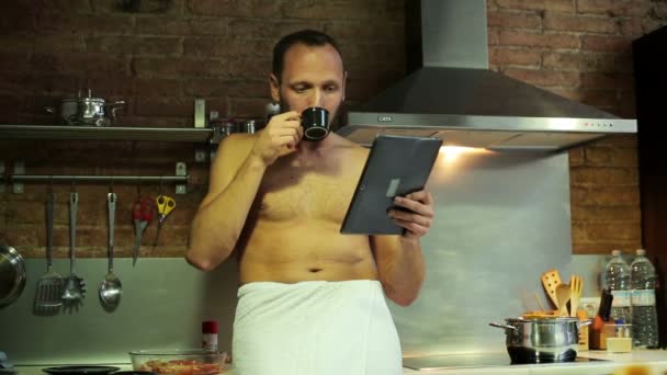 Uomo con tablet che beve caffè al mattino a casa — Video Stock