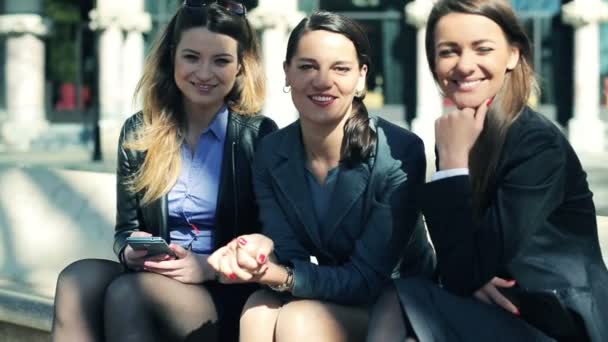 Happy group of young businesswomen sitting in the city — Stock Video