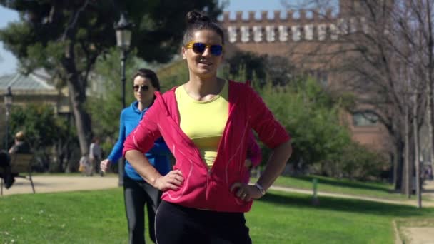 Jeune joggeuse heureuse dans le parc — Video