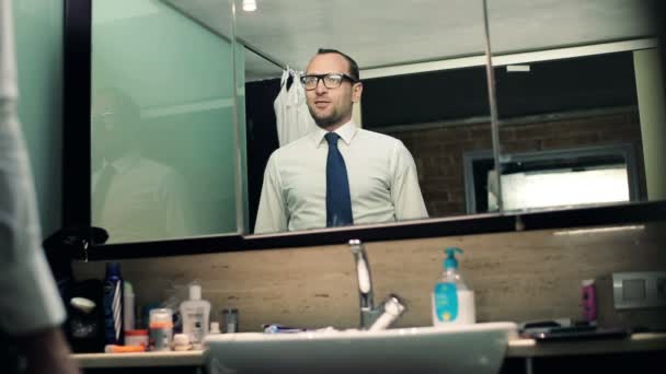 Unternehmer trainiert Motivationsrede im Badezimmer — Stockvideo