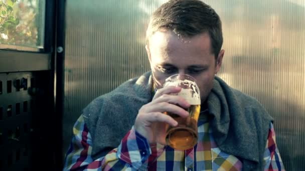 Smutny, samotny młody człowiek picia piwa w bar na świeżym powietrzu — Wideo stockowe
