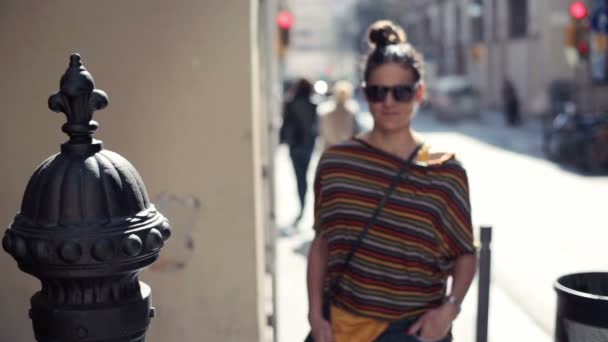 Portrait of young happy woman in the city — Stock Video