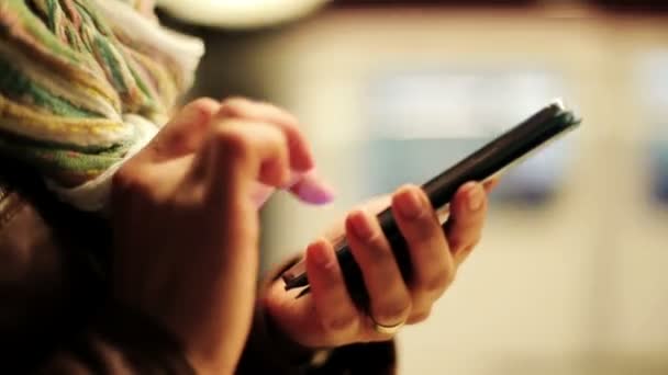 Mujer manos mensajes de texto en el teléfono inteligente en la estación de metro — Vídeos de Stock