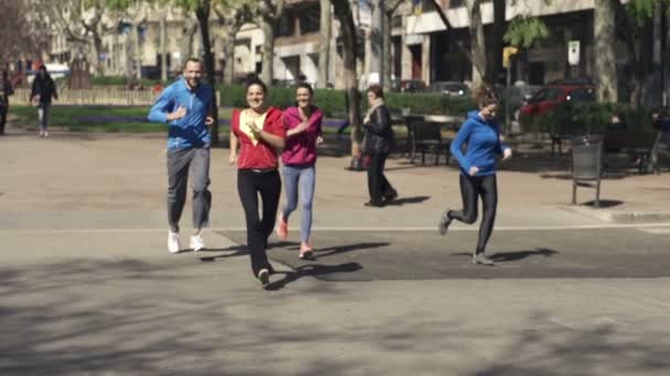 Amigos correndo na cidade — Vídeo de Stock