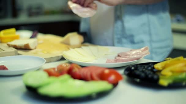 Hombre preparando sabroso desayuno en la mesa en la cocina — Vídeo de stock