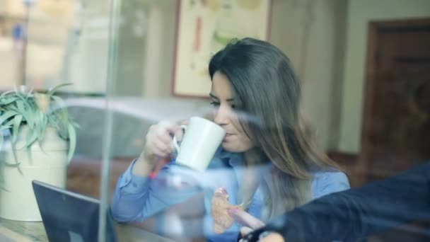 Młodych przedsiębiorców pogaduchy przy kawie podczas przerwa na kawę w kawiarni — Wideo stockowe