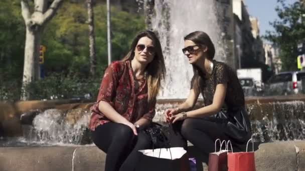 Happy young pretty girlfriends in the city — Stock Video