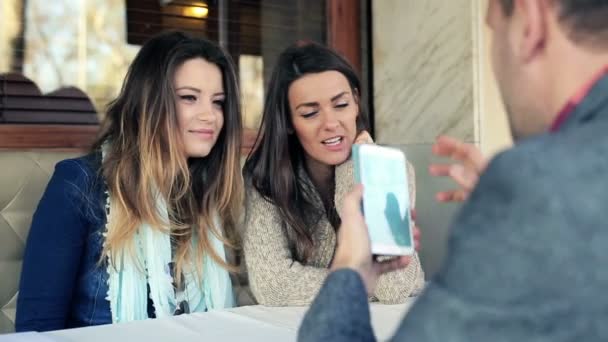 Unga vänner i baren tar foto med mobiltelefon — Stockvideo