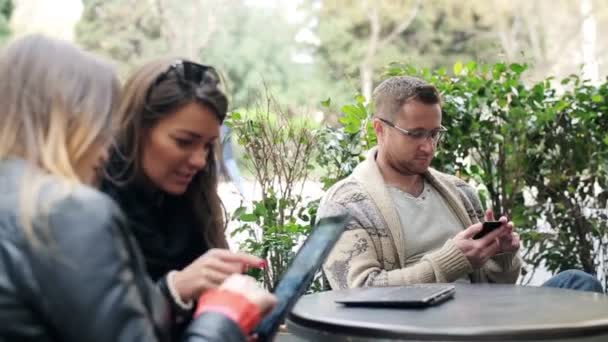 Personer med smartphone och tablet i café i staden — Stockvideo