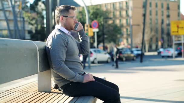 Young man talking on cellphone in the city — Stock Video