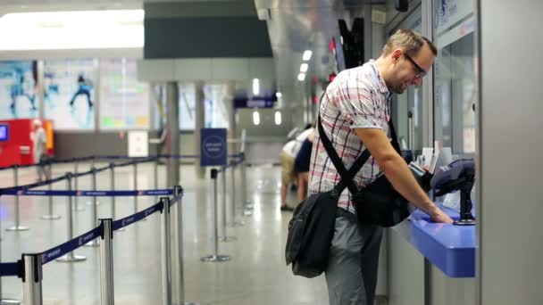 Hombre comprando billetes en taquilla en la estación de tren — Vídeos de Stock