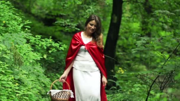 Happy Red riding hood med korg promenader i skogen — Stockvideo