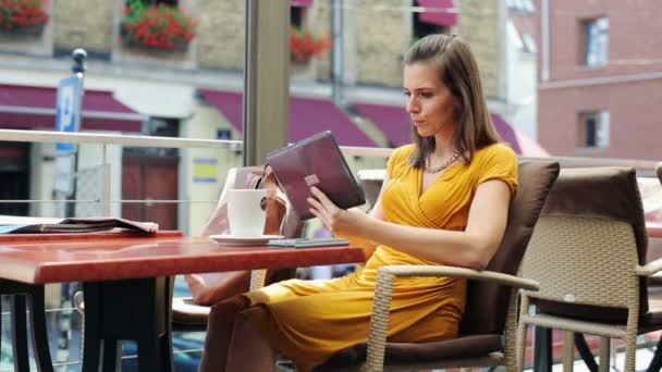 Vrouw kijken naar grappige film op tablet pc in café — Stockvideo