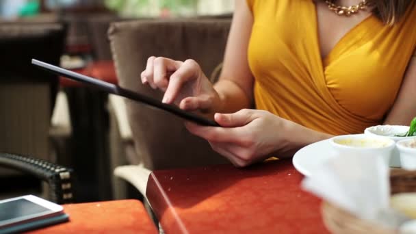 Vrouw handen met tablet pc in café — Stockvideo