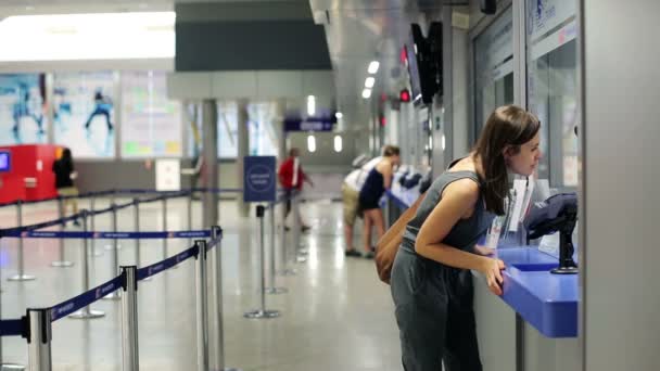 Mujer pidiendo direcciones en el quiosco de información en la estación de tren — Vídeos de Stock