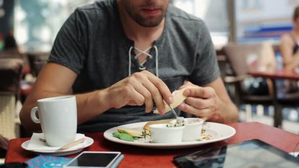 人类传播粘贴在一片面包，在咖啡馆里喝咖啡 — 图库视频影像