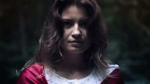 Таинственная женщина в красном плаще в лесу — стоковое видео