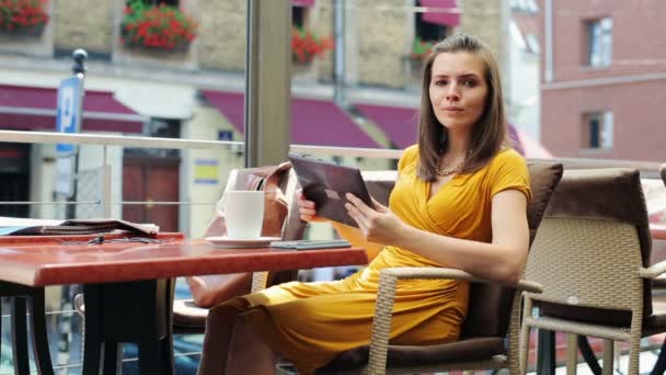 Gelukkig aantrekkelijke vrouw met tablet pc in restaurant — Stockvideo