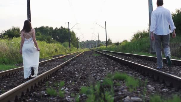 Pareja caminando en vías férreas — Vídeo de stock