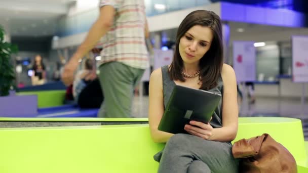 Pasajeros con smartphone y tablet esperando en la estación de tren — Vídeo de stock