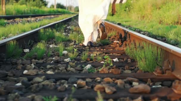 Mujer huyendo en la vía férrea — Vídeo de stock