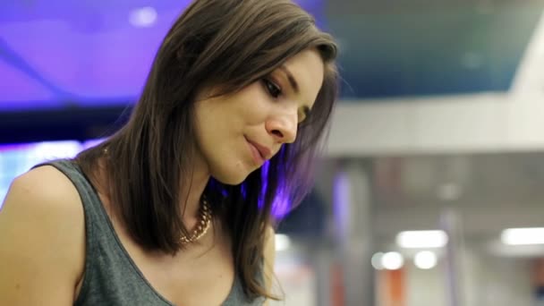 Mujer viendo fotos en la computadora tableta — Vídeos de Stock