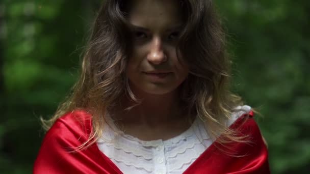 Mujer misteriosa en capa roja en el bosque — Vídeo de stock