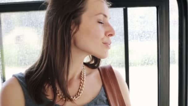 Retrato de mujer pensativa montando tranvía en la ciudad — Vídeo de stock