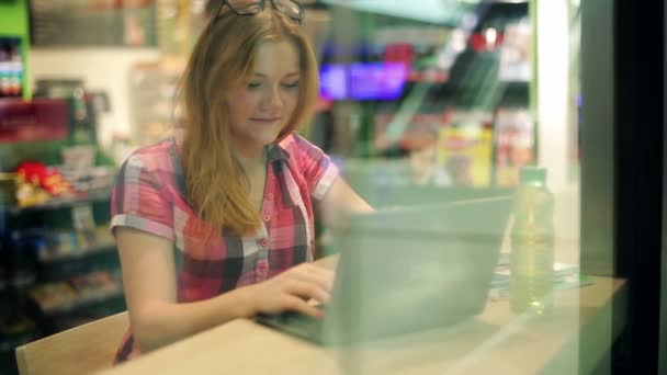 Student arbetar på modern laptop — Stockvideo