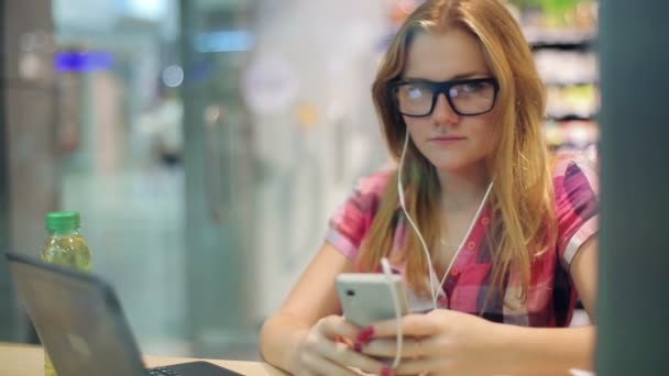 Menina bonito ouvir a música no smartphone — Vídeo de Stock