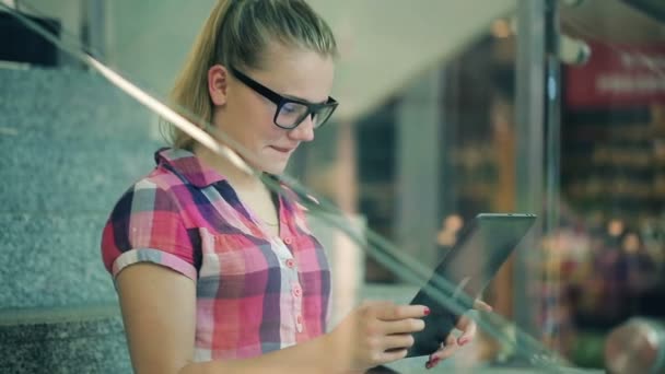 Menina com computador tablet — Vídeo de Stock