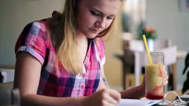 Adolescente haciendo tarea — Vídeos de Stock