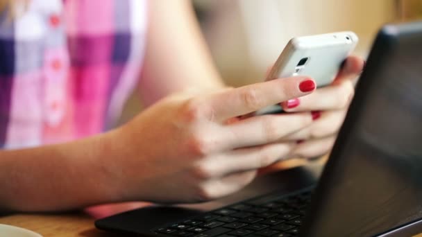 Dziewczyna ręce wysyłając SMS-y — Wideo stockowe