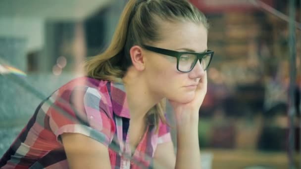 Sad girl in shopping mall — Stock Video