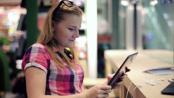 Menina com computador tablet no café — Vídeo de Stock