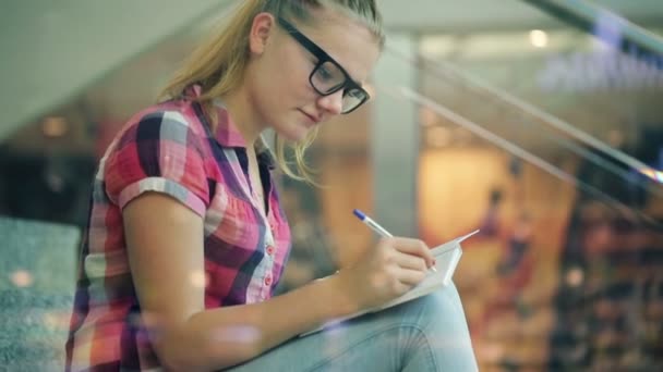 Adolescente escrevendo em caderno — Vídeo de Stock