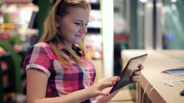 Dívka s tabletovým počítačem v kavárně — Stock video