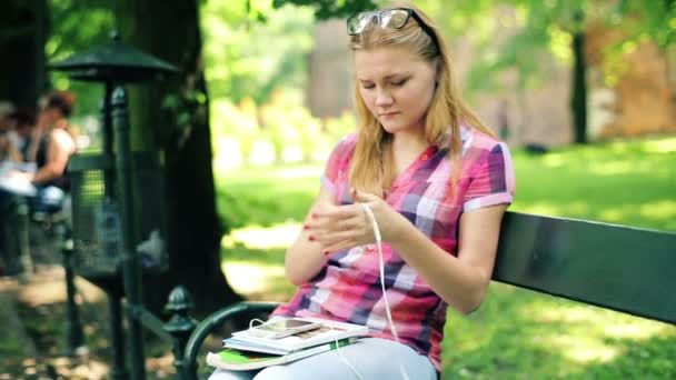 Flicka lyssna på musik på smartphon — Stockvideo