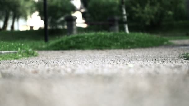 Джоггерс ноги бігають на трасі — стокове відео