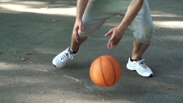 Hombre drible baloncesto — Vídeos de Stock