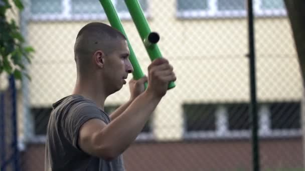 Homem se exercitando no ginásio ao ar livre — Vídeo de Stock