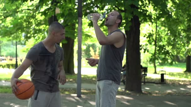 Freunde ruhen sich nach Basketballspiel aus — Stockvideo