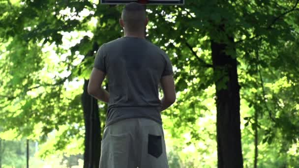 Muž zmeškaných basketbal hod — Stock video