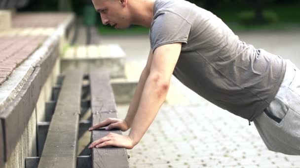 Hombre haciendo flexiones — Vídeo de stock