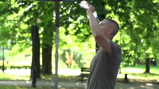 Basketball player pouring water — Stock Video