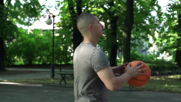 Man die basketbal speelt — Stockvideo