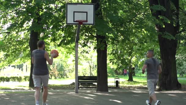 Freunde spielen gemeinsam Basketball — Stockvideo