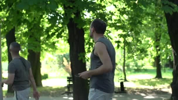 Tränare förklara något för basketspelare — Stockvideo