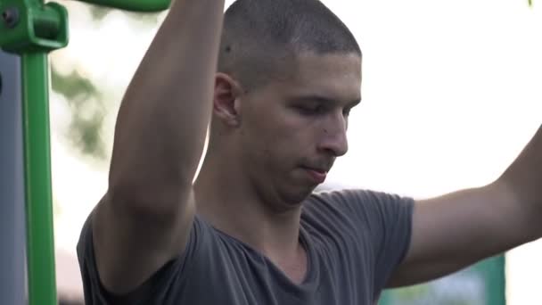 Man exercising on machine — Stock Video